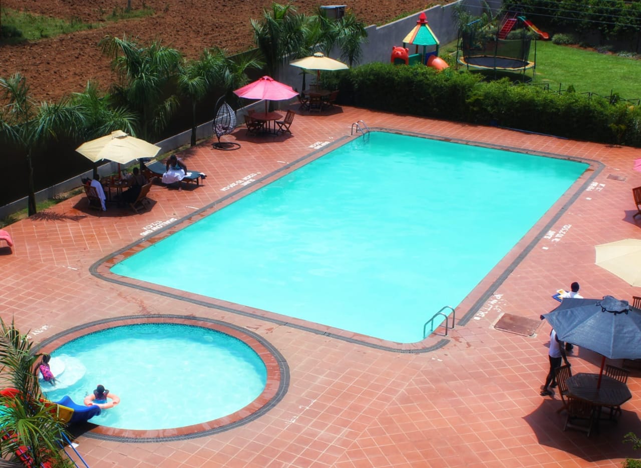 Pool & Play Park